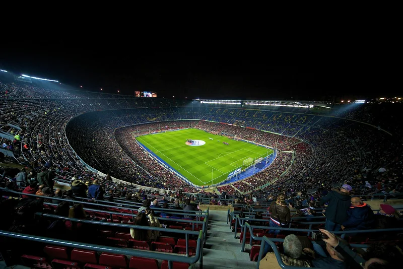 Estádio de futebol iluminado e arquibancadas cheias